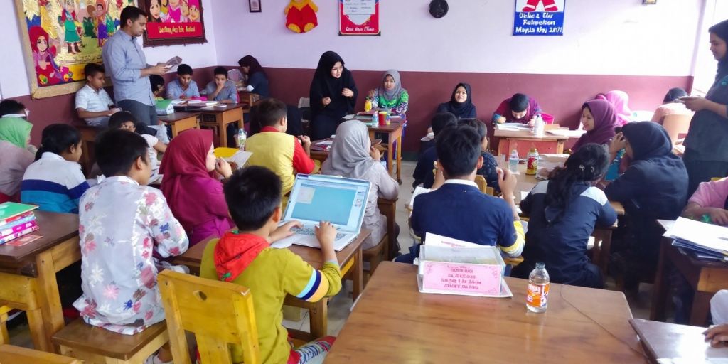 Ruang kelas Madrasah dengan siswa belajar bersama.